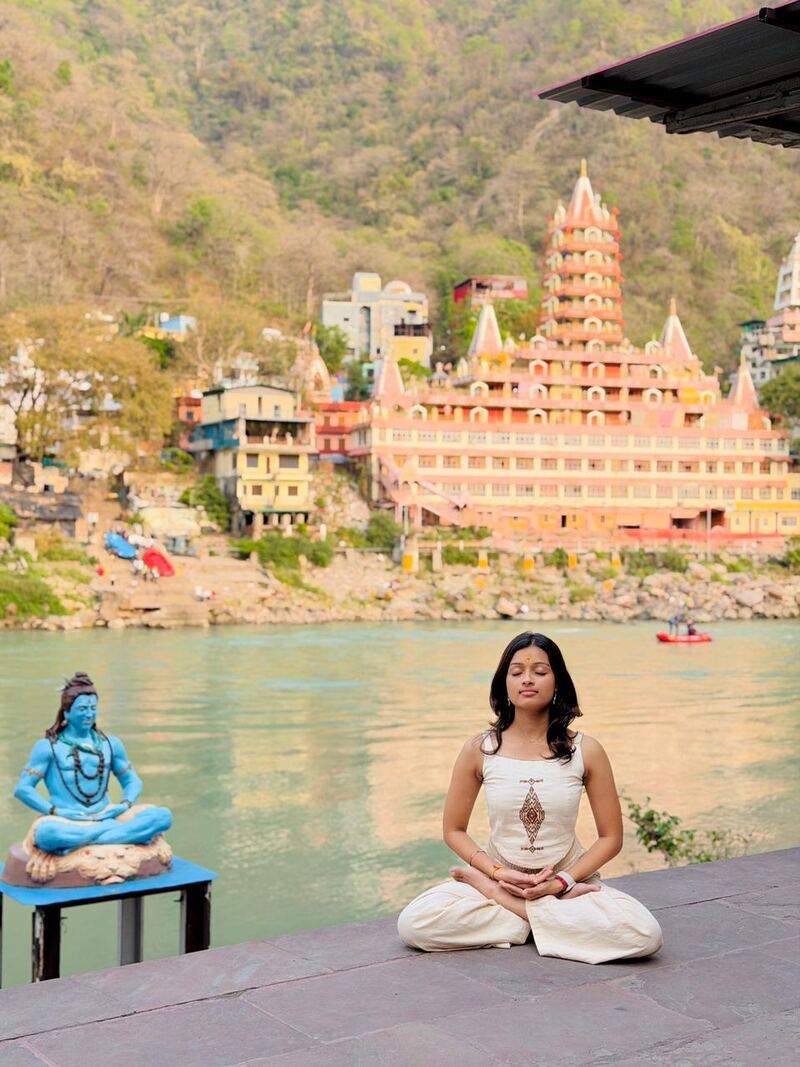Akshata meditating by the Ganga in Rishikesh